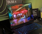 Razer Blade 16 na GDC 2025 uruchamiający Cyberpunk 2077 z aktywnym DLSS 4 (źródło obrazu: Notebookcheck)