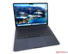 MacBook Air z 2022 roku z układem Apple M2 ryzuje się nowym wyglądem. (Źródło: Notebookcheck)