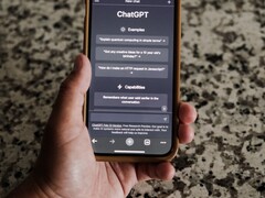 Dłoń trzymająca smartfon z otwartym interfejsem ChatGPT