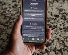 Dłoń trzymająca smartfon z otwartym interfejsem ChatGPT