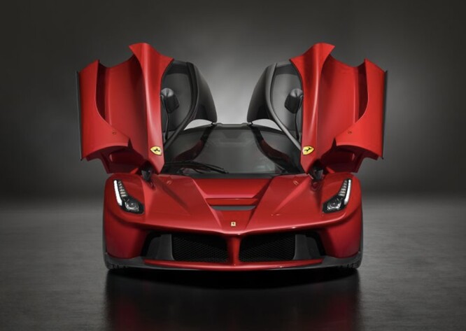 LaFerrari z 2013 roku było pierwszą wyprawą firmy w kierunku silników elektrycznych, aczkolwiek w systemie KERS podobnym do F1, w przeciwieństwie do tradycyjnych pojazdów elektrycznych. (Źródło: Ferrari)