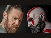 Ryan Hurst i posąg Kratosa twarzą w twarz z gry God of War. (Źródło zdjęcia: Prime Video via X)