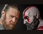 Ryan Hurst i posąg Kratosa twarzą w twarz z gry God of War. (Źródło zdjęcia: Prime Video via X)