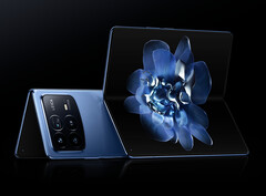 MIX Fold 4 to jeden z najcieńszych i najlżejszych składanych smartfonów. (Źródło zdjęcia: Xiaomi)