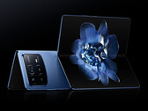MIX Fold 4 to jeden z najcieńszych i najlżejszych składanych smartfonów. (Źródło zdjęcia: Xiaomi)
