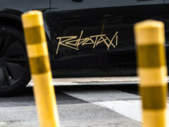 Logo platformy ride-share Tesla Robotaxi na nowym Modelu Y. (Źródło zdjęcia: @artsimage/X)