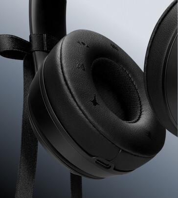 Zdobiona poduszka na ucho ma symbole inspirowane Jennie.