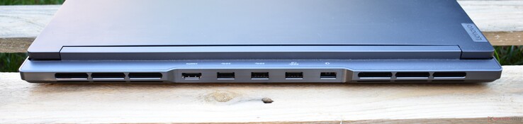 Tył: HDMI, 3x USB-A, port zasilania Slim-tip