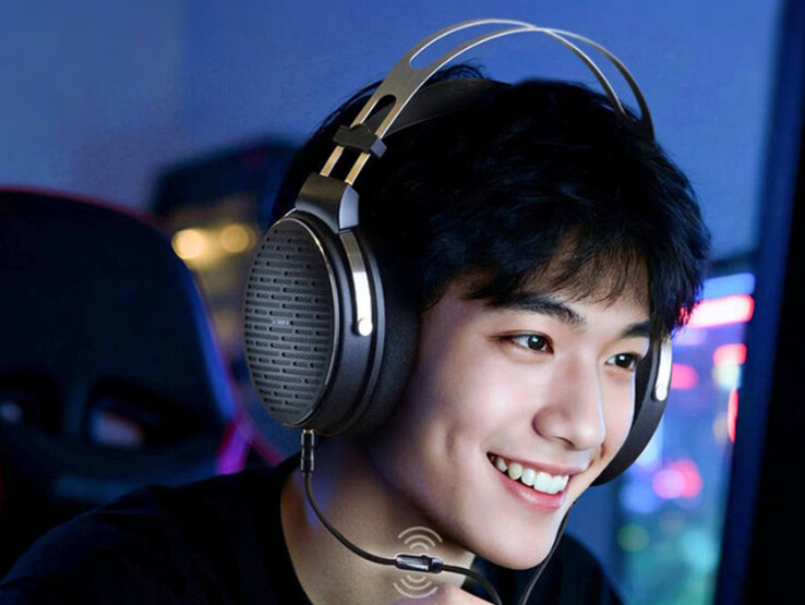 Otwarte słuchawki Fiio JadeAudio JT3 wykorzystują odłączany kabel z wbudowanym mikrofonem. (Źródło obrazu: Fiio)