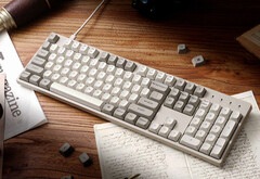 Keychron C2 Pro 8K na biurku otoczony papierami i książkami