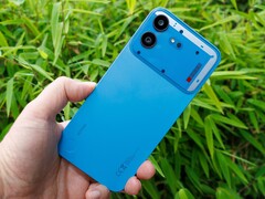 Telefon Nothing Phone (4b) posiada obudowę z poliwęglanu i spełnia wymagania normy IP64.
