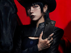 Nadchodzący telefon do gier będzie wyposażony w baterię o pojemności 7000 mAh. Na zdjęciu: zdjęcie promocyjne z kobietą trzymającą 11 Air. (Źródło zdjęcia: RedMagic)