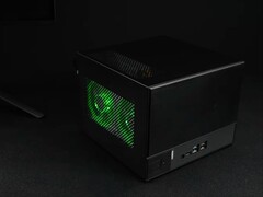 Niestandardowy komputer do gier mini-ITX w zestawie ASRock Deskmeet X300 barebones. (Źródło obrazu: ETA Prime na YouTube, zrzut ekranu)
