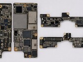 Płytka główna rzekomego składanego modelu iPhone Ultra; zdjęcie prawdopodobnie przetworzone przez sztuczną inteligencję