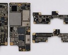 Płytka główna rzekomego składanego modelu iPhone Ultra; zdjęcie prawdopodobnie przetworzone przez sztuczną inteligencję