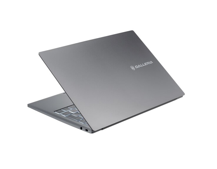 Laptop wyróżnia się srebrną kolorystyką i minimalistycznym designem.