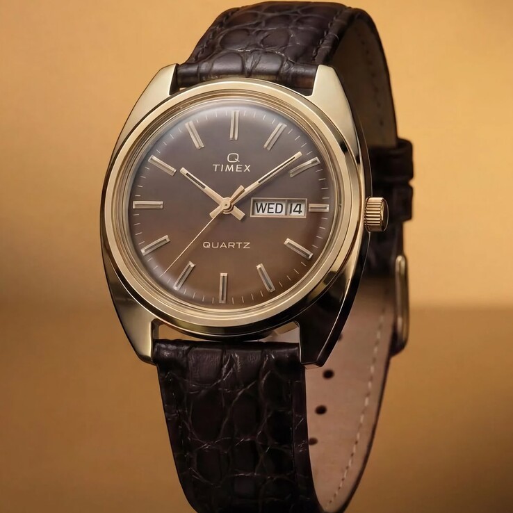 Reedycja Timex Q 1976 Day and Date z tarczą w przydymionym brązie z gradientem, indeksami w złotym kolorze i ciemnobrązowym skórzanym paskiem z fakturą skóry krokodyla.