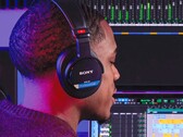 Sony prezentuje profesjonalne słuchawki MDR-M1 o ultraszerokim paśmie przenoszenia, przeznaczone do nagrywania, miksowania i masteringu dźwięku. (Źródło obrazu: Sony)