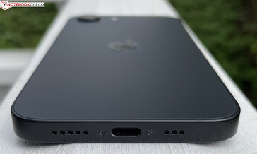 Dół: mikrofony, USB-C 2.0, głośnik (źródło obrazu: Manuel Masiero)