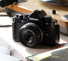 Nikon udostępnia swoją pełnoklatkową kamerę retro z dużą aktualizacją oprogramowania układowego (źródło zdjęcia: Nikon)