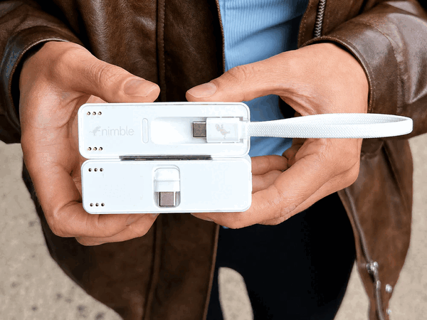 Przenośna ładowarka Sharepower posiada wbudowany kabel oraz składane złącze USB-C.