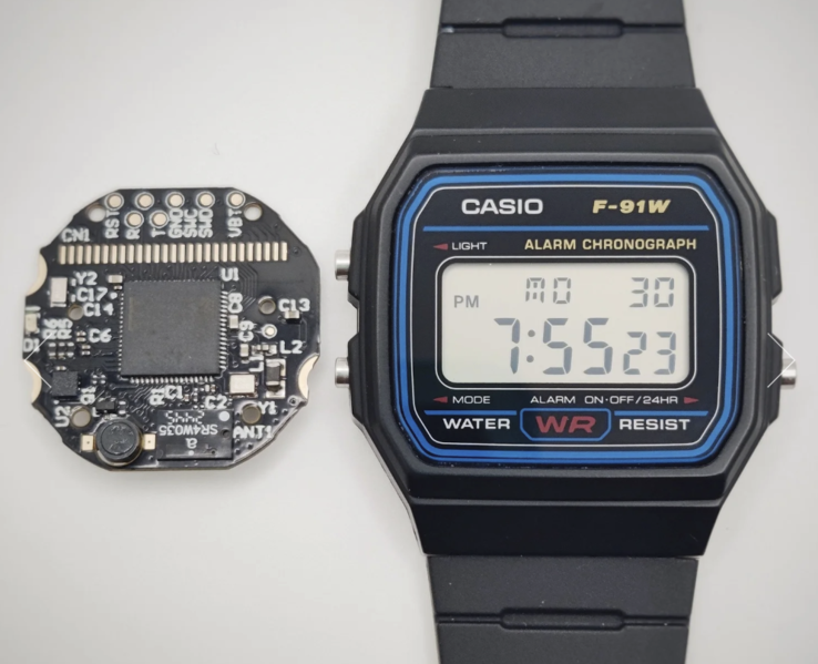 Płytka drukowana Ollee obok Casio F-91W. (Źródło zdjęcia: OlleeWatch)