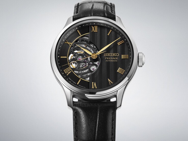 Model Seiko Presage Japanese Garden HCB008 przedstawiony pod kątem, z kopertą ze stali nierdzewnej, czarną tarczą i czarnym skórzanym paskiem.