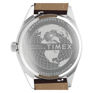 Widok zegarka Timex Legacy Day and Date od tyłu, przedstawiający dekiel ze stali nierdzewnej z grawerunkiem globu, logo Timex i brązowy skórzany pasek.
