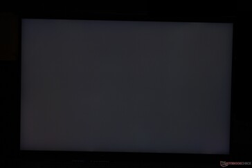 Cały czarny ekran w trybie SDR z wyłączonym lokalnym przyciemnianiem. Krwawienie obecne, choć stosunkowo równomierne