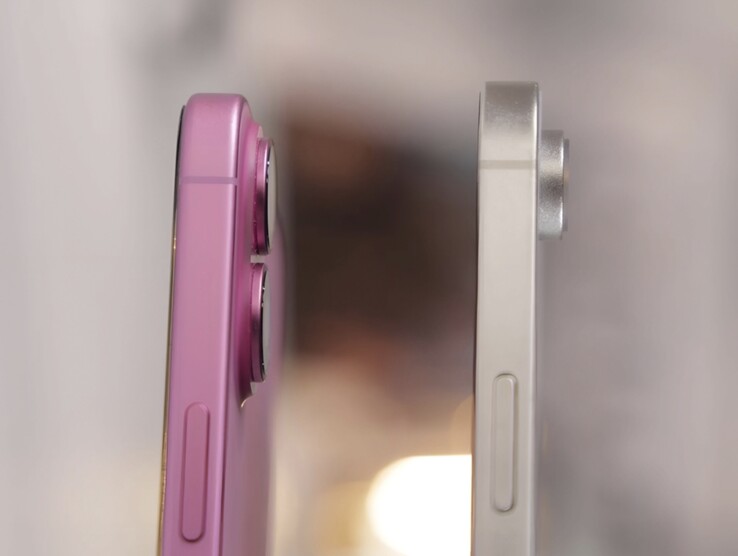 Apple atrapa iPhone'a SE 4 obok iPhone'a 16. (Źródło zdjęcia: Majin Bu)