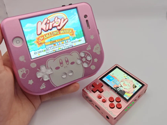 Zmodyfikowany iPhone 4S (po lewej) obok GKD Pixel 2 (po prawej). (Źródło zdjęcia: u/Retr0ddicted via r/SBCGaming)