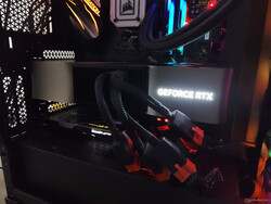 RTX 4090 FE w obudowie Corsair iCUE 4000X