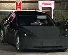 Zamaskowany Tesla Model 3 Highland został zauważony podczas ładowania z unikalnym, kanciastym wzorem koła. (Źródło zdjęcia: Reddit)