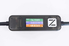 Kabel ChargerLAB Power-Z AK001 Charging Test USB-C posiada zintegrowany kolorowy wyświetlacz. (Źródło obrazu: ChargerLAB)