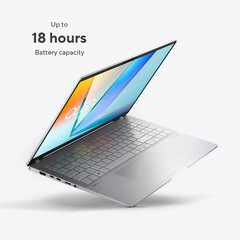 Vivobook S 15 OLED (S5597QA) powinien być dostępny w wariantach Snapdragon X Plus i Snapdragon X Elite. (Źródło zdjęcia: Roland Quandt & WinFuture)