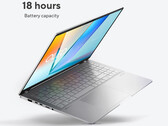 Vivobook S 15 OLED (S5597QA) powinien być dostępny w wariantach Snapdragon X Plus i Snapdragon X Elite. (Źródło zdjęcia: Roland Quandt &amp; WinFuture)