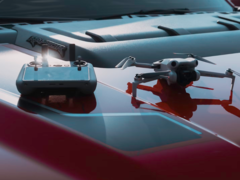 Akcesoria DJI Mini 5 Pro będą prawdopodobnie odzwierciedlać ekosystem Mini 4 Pro (na zdjęciu). (Źródło zdjęcia: Othman Alghanmi na Unsplash)