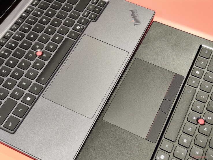 Nowy haptyczny touchpad, pokazany tutaj w X1 2-w-1 Gen 11, vs. opcja mechaniczna w X1 Carbon Gen 14 (źródło obrazu: Benjamin Herzig)
