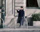 Zdjęcie krążące w Internecie przedstawia mężczyznę przypominającego Jaya Chou, trzymającego niepremierowy telefon marki vivo, prawdopodobnie model X500 Pro Max