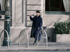 Zdjęcie krążące w Internecie przedstawia mężczyznę przypominającego Jaya Chou, trzymającego niepremierowy telefon marki vivo, prawdopodobnie model X500 Pro Max