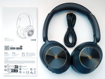 Zawartość opakowania obejmuje słuchawki Focus A6, kabel audio/ładujący USB-C oraz instrukcję obsługi. (Źródło obrazu: Notebookcheck)