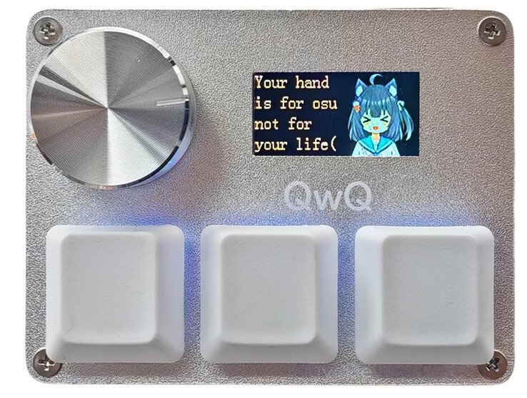 Widok z przodu SayoDevice O3C z trzema białymi nakładkami na klawisze i pokrętłem ze szczotkowanego metalu