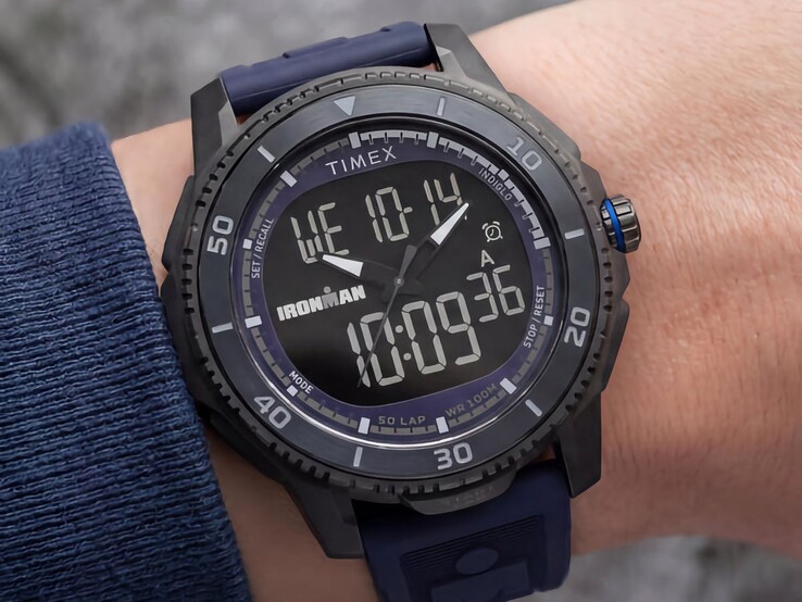 Czarny zegarek Timex Ironman Adrenaline typu ana-digi z ciemnoniebieskim paskiem i niebieskim akcentem na koronce, przedstawiony na nadgarstku.