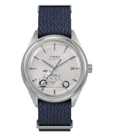 Widok z przodu zegarka Peanuts x Timex Marlin Jet Automatic Easy Rider ze srebrno-białą tarczą przedstawiającą Snoopy’ego jadącego na motocyklu, niebieskimi znacznikami godzin i wskazówkami oraz wypukłym szkłem Hesalite,