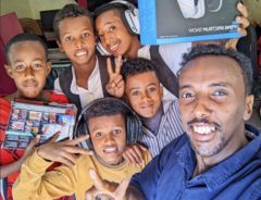 Mohammed (po prawej) w swojej kafejce internetowej 