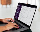 Dłonie piszące na klawiaturze laptopa z otwartą aplikacją do czatu