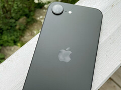 Apple iPhone 16e. (Źródło zdjęcia: Notebookcheck/Manuel Masiero)