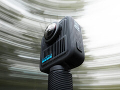 Kamera GoPro Max 2 na oficjalnym statywie. (Źródło zdjęcia: Igor Bogdanov)