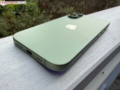 Zbliżenie zielonego iPhone'a 17 pokazujące port ładowania USB-C i moduł kamery (źródło obrazu: Notebookcheck)