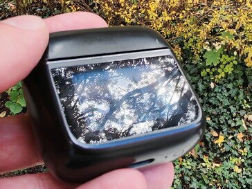 Etui ładujące ma tendencję do odbijania światła w niektórych warunkach oświetleniowych (źródło obrazu: Notebookcheck)